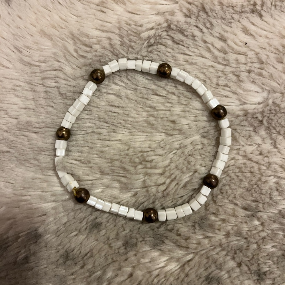 Elegant White and Gold Beaded Bracelet